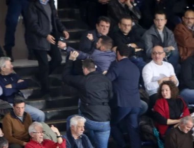 Έβγαλαν... σηκωτό από το «Παλέ» διαδηλωτή, που διέκοψε τον Τσίπρα με το «Μακεδονία Ξακουστή» (βίντεο)